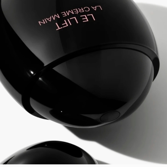 CHANEL Le Lift Hand Cream in Black - Picture 2 of 2